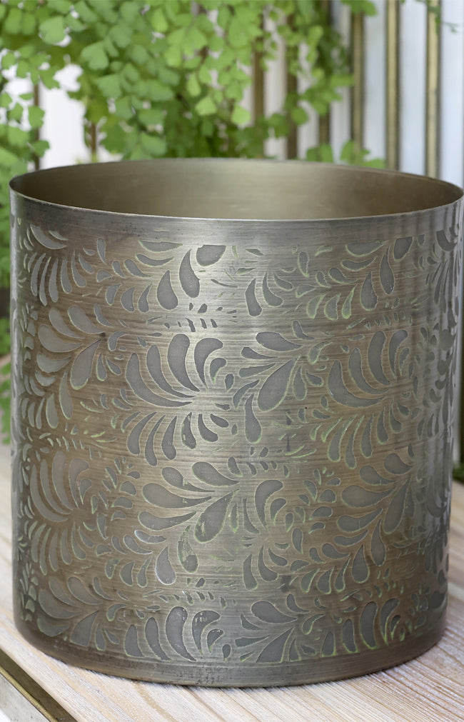 Iron planter with pattern - Medium