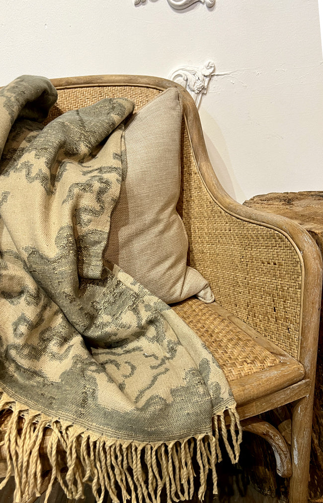 Grey wave throw