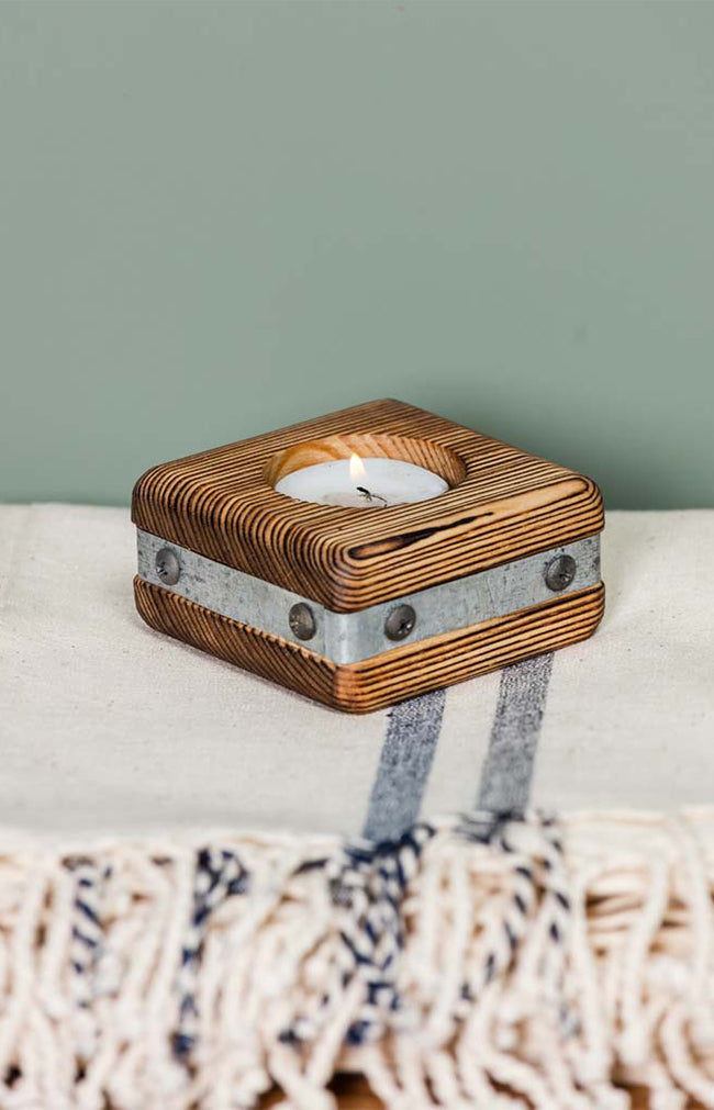 Wooden tealight with zinc edge